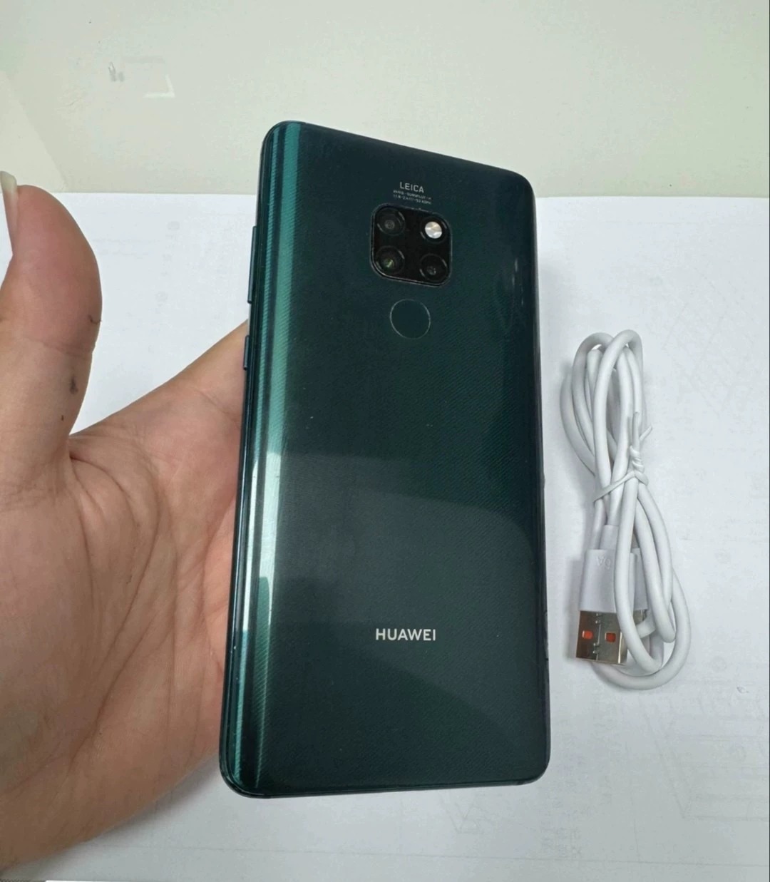 #华为华为mate20 95新6+128g 全原装一直贴膜，刚刚拍照才撕了贴膜 所有功能完好，电池杠杠滴。仅正常使用痕迹。980配合鸿蒙系统相当能打，行云流水。